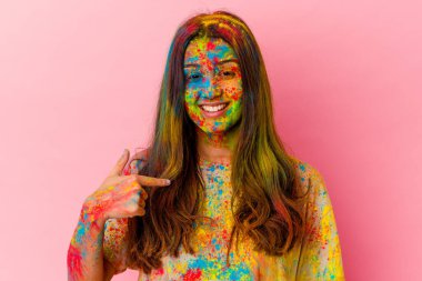 Genç Hintli kadın kutsal festivali kutluyor. Beyaz arka planda izole edilmiş, gömlek fotokopisini elle gösteren, gururlu ve kendinden emin biri.