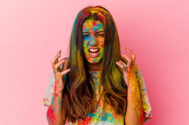 Beyaz arka planda izole edilmiş kutsal festivali kutlayan genç Hintli kadın gergin elleriyle çığlık atıyor..