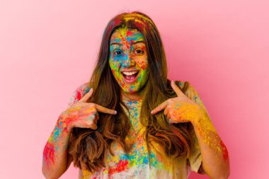 Genç Hintli kadın kutsal festivali beyaz arka planda kutluyor..