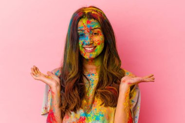 Beyaz arka planda izole edilmiş kutsal festivali kutlayan genç Hintli kadın kollarıyla ölçek oluşturuyor, mutlu ve kendinden emin hissediyor..