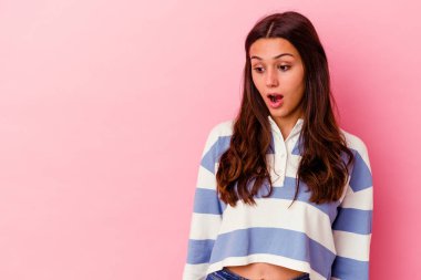 Pembe arka planda yaşayan genç Hintli kadın gördüğü bir şey yüzünden şoka uğruyor..