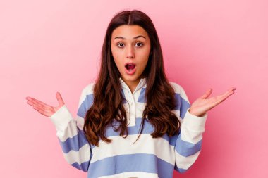 Pembe arka planda yaşayan genç Hintli kadın şaşırdı ve şok oldu..