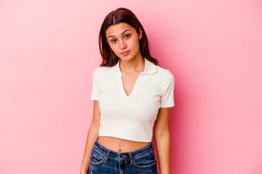 Genç Hintli kadın pembe arka planda izole edilmiş üzgün, ciddi yüzlü, mutsuz ve hoşnutsuz..