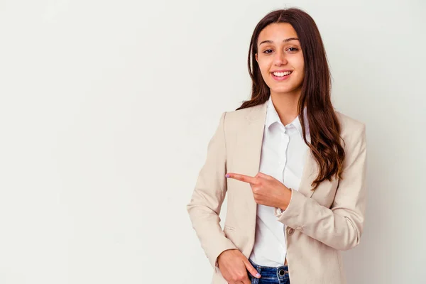 Jovem Mulher Negócios Indiana Isolada Fundo Branco Sorrindo Apontando Para — Fotografia de Stock