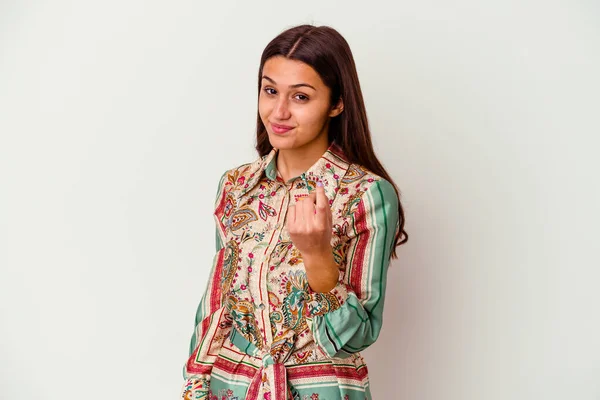 Jonge Indiaanse Vrouw Geïsoleerd Witte Achtergrond Wijzend Met Vinger Naar — Stockfoto