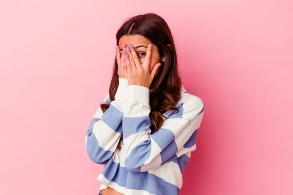 Young Indian Woman Isolated Pink Background Blink Fingers Frightened Nervous — Stock Photo, Image