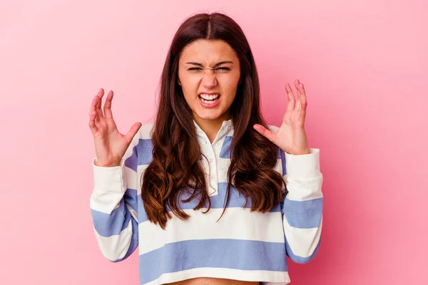 Jovem Indiana Mulher Isolado Rosa Fundo Gritando Com Raiva — Fotografia de Stock