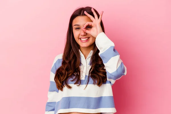 Jovem Indiana Mulher Isolado Rosa Fundo Animado Mantendo Gesto Olho — Fotografia de Stock