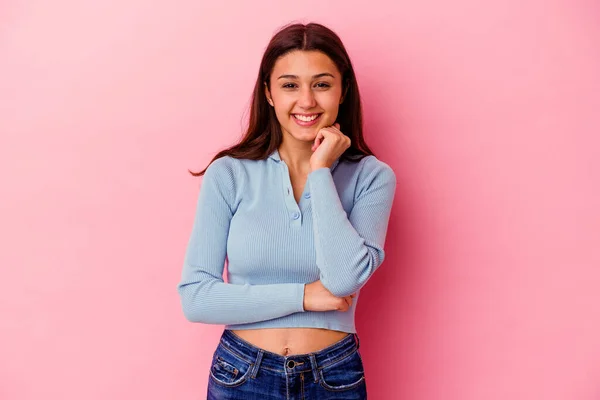 Jong Indisch Vrouw Geïsoleerd Roze Achtergrond Glimlachen Gelukkig Zelfverzekerd Aanraken — Stockfoto