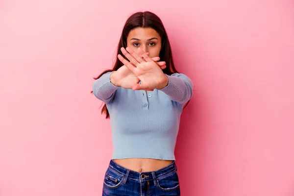 Giovane Donna Indiana Isolata Sfondo Rosa Facendo Gesto Negazione — Foto Stock