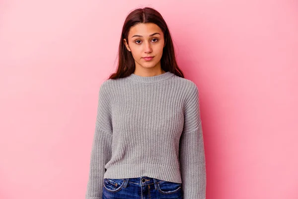 Giovane Donna Indiana Isolata Sfondo Rosa Triste Faccia Seria Sentirsi — Foto Stock