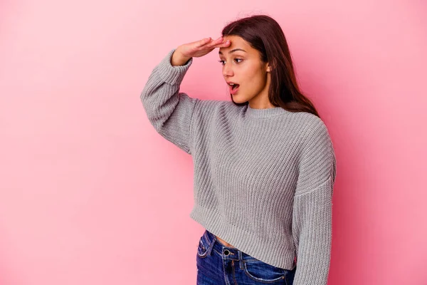 Giovane Donna Indiana Isolata Sfondo Rosa Guardando Lontano Tenendo Mano — Foto Stock