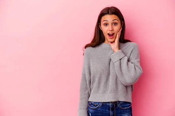 Giovane Donna Indiana Isolata Sfondo Rosa Grida Forte Tiene Gli — Foto Stock