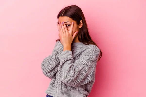 Jovem Indiana Mulher Isolado Fundo Rosa Piscar Através Dedos Assustado — Fotografia de Stock