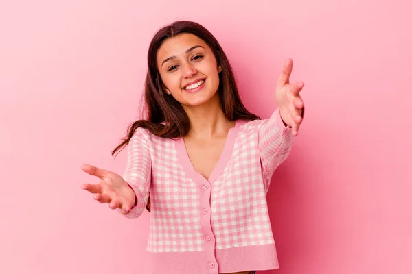 Jong Indisch Vrouw Geïsoleerd Roze Achtergrond Voelt Vertrouwen Het Geven — Stockfoto