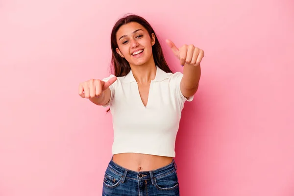 Jonge Indiase Vrouw Geïsoleerd Roze Achtergrond Het Verhogen Van Beide — Stockfoto