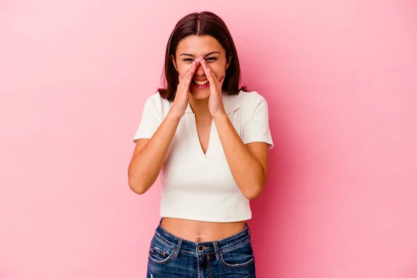 Mujer India Joven Aislada Sobre Fondo Rosa Diciendo Chisme Señalando — Foto de Stock