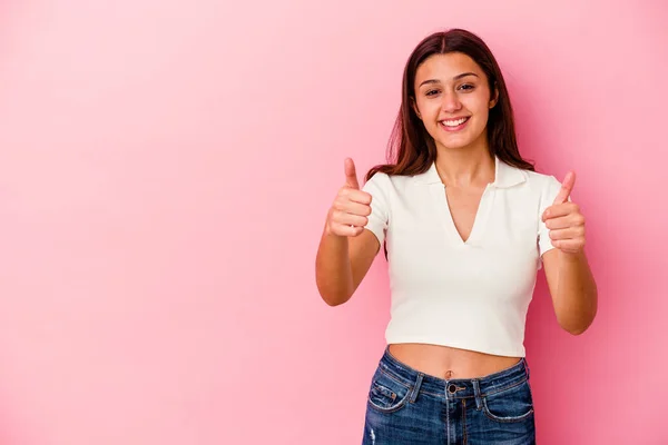 Ung Indian Kvinna Isolerad Rosa Bakgrund Ler Och Höja Tummen — Stockfoto