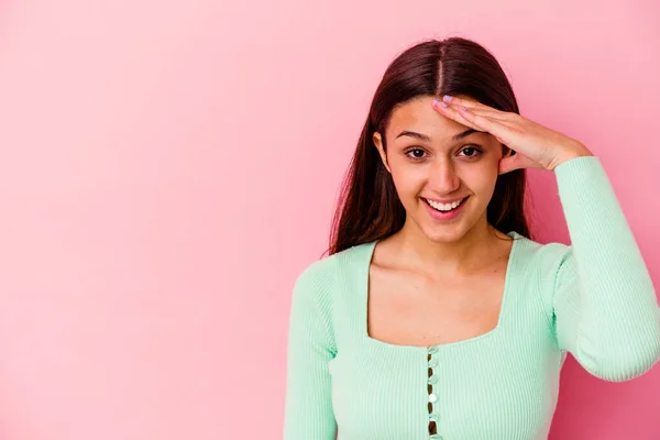 Ung Indian Kvinna Isolerad Rosa Bakgrund Ropar Högt Håller Ögonen — Stockfoto