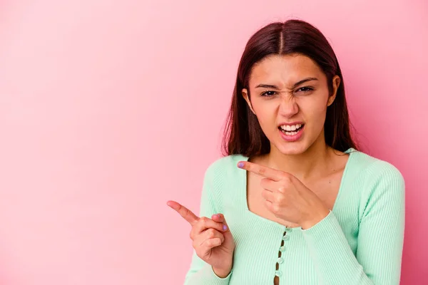 Jonge Indische Vrouw Geïsoleerd Roze Achtergrond Wijzend Met Wijsvingers Naar — Stockfoto