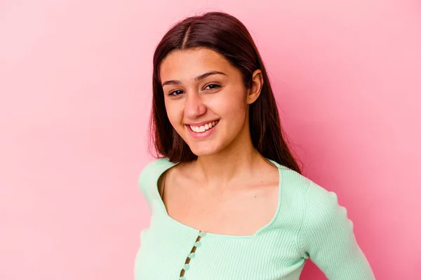 Mujer India Joven Aislada Sobre Fondo Rosa Feliz Sonriente Alegre — Foto de Stock