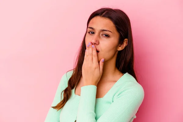 Giovane Donna Indiana Isolata Sfondo Rosa Sbadigliando Mostrando Gesto Stanco — Foto Stock