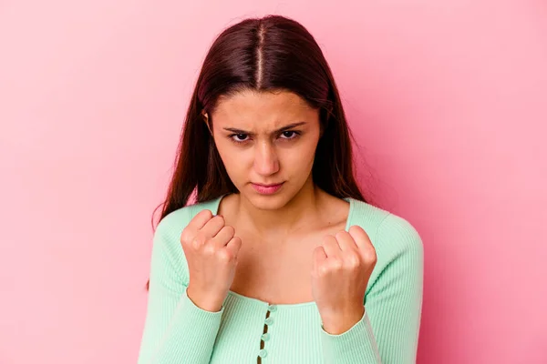 Mujer India Joven Aislada Sobre Fondo Rosa Mostrando Puño Cámara —  Fotos de Stock