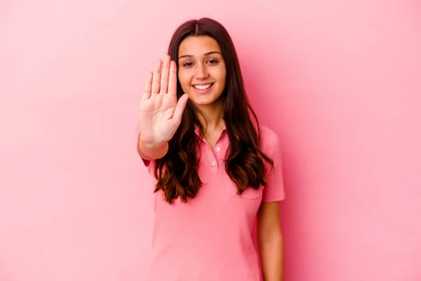 在粉色背景上孤立无援的印度年轻女子开开心心地微笑着 用手指展示着第五位 — 图库照片