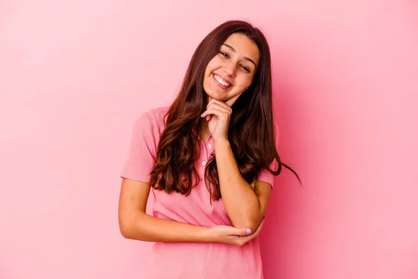 Молодая Индианка Изолирована Розовом Фоне Улыбаясь Счастливой Уверенной Касаясь Подбородка — стоковое фото