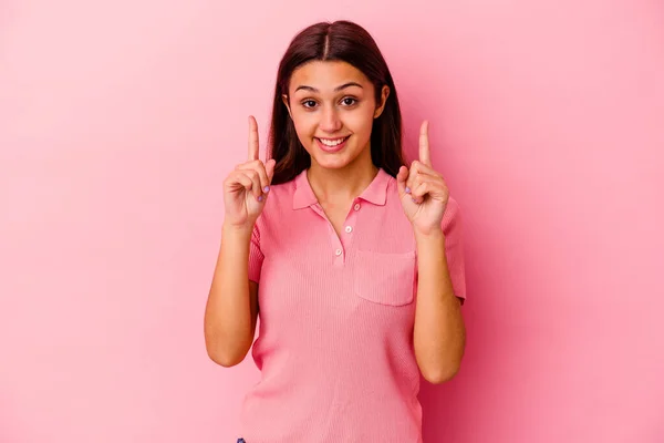 Jonge Indiaanse Vrouw Geïsoleerd Roze Achtergrond Geeft Met Beide Vingers — Stockfoto