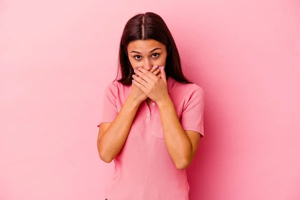 Junge Indische Frau Isoliert Auf Rosa Hintergrund Bedeckt Mund Mit — Stockfoto