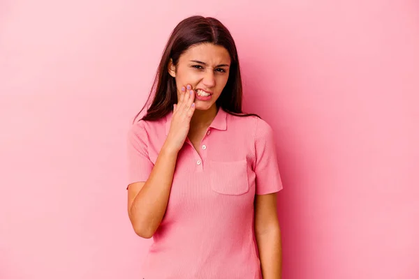 若いインド人女性ピンクの背景に強い歯の痛み 臼歯痛を持つ隔離された — ストック写真