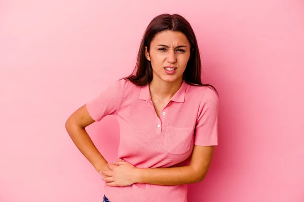 Jonge Indiaanse Vrouw Geïsoleerd Roze Achtergrond Met Een Leverpijn Maagpijn — Stockfoto