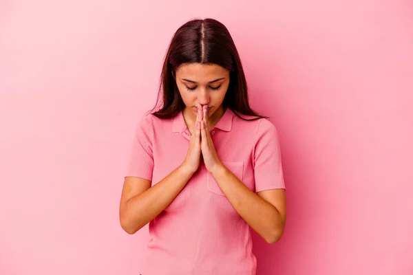 분홍색 배경에 여자가 하느님의 영감을 구하는 헌신적 종교적 사람을 주면서 — 스톡 사진