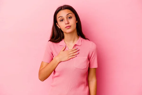 Giovane Donna Indiana Isolata Sfondo Rosa Prestare Giuramento Mettendo Mano — Foto Stock