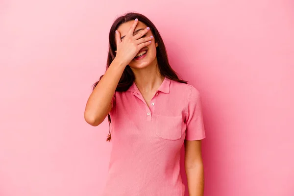 Mujer India Joven Aislada Sobre Fondo Rosa Cubre Los Ojos —  Fotos de Stock