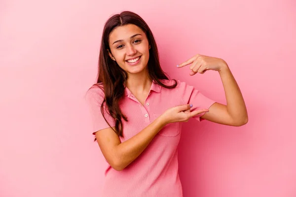 Young Indian Woman Isolated Pink Background Holding Something Little Forefingers — Stock Photo, Image