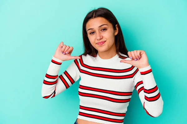 Jonge Indiase Vrouw Geïsoleerd Blauwe Achtergrond Voelt Trots Zelfvertrouwen Voorbeeld — Stockfoto