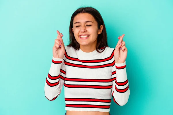 Junge Inderin Isoliert Auf Blauem Hintergrund Drückt Glück Die Daumen — Stockfoto