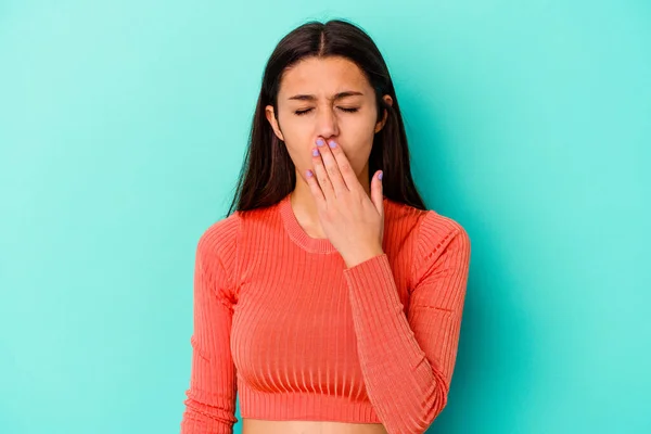 Giovane Donna Indiana Isolata Sfondo Blu Sbadigliare Mostrando Gesto Stanco — Foto Stock