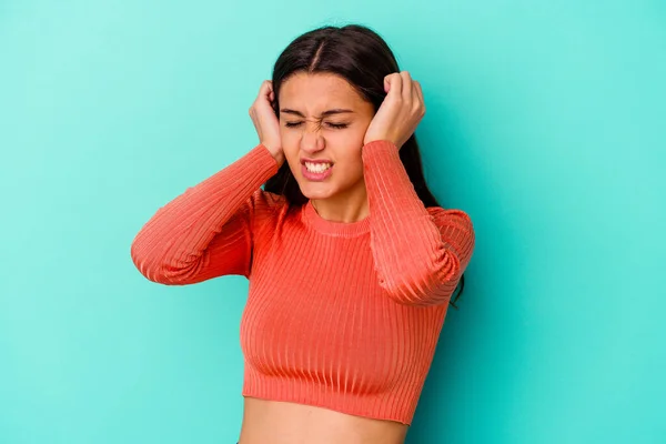 Jeune Femme Indienne Isolée Sur Fond Bleu Couvrant Les Oreilles — Photo