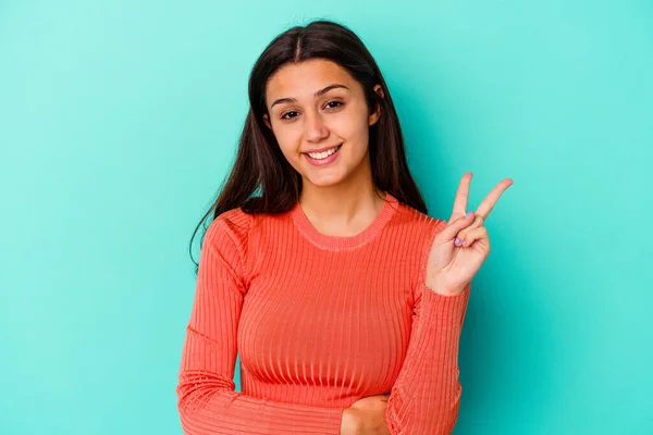 Jovem Indiana Mulher Isolado Azul Fundo Mostrando Número Dois Com — Fotografia de Stock