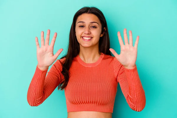 Mujer India Joven Aislada Sobre Fondo Azul Mostrando Número Diez — Foto de Stock