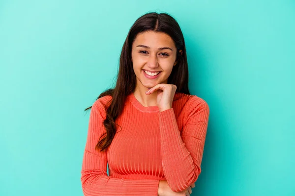 Jonge Indiase Vrouw Geïsoleerd Blauwe Achtergrond Glimlachen Gelukkig Zelfverzekerd Aanraken — Stockfoto