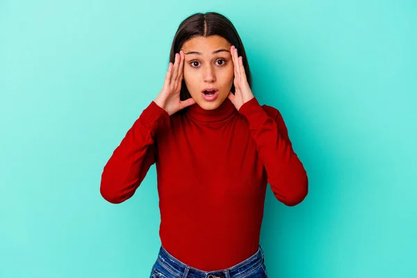 Mujer India Joven Aislada Sobre Fondo Azul Que Divierte Cubriendo —  Fotos de Stock