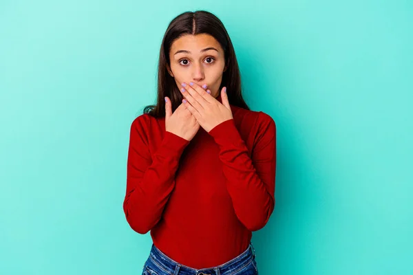 Jovem Indiana Mulher Isolado Azul Fundo Chocado Cobrindo Boca Com — Fotografia de Stock