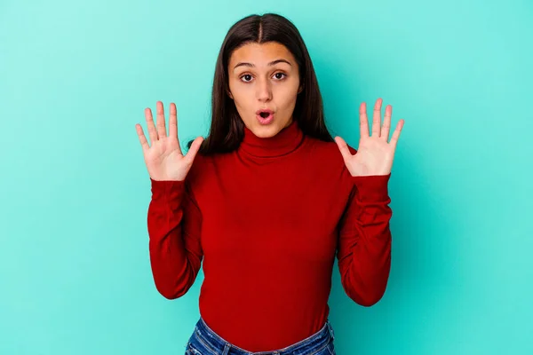 Mujer India Joven Aislada Sobre Fondo Azul Teniendo Una Idea — Foto de Stock