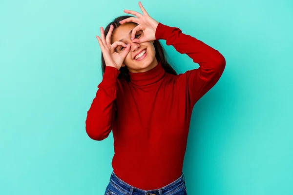 Jovem Indiana Mulher Isolado Azul Fundo Mostrando Sinal Sobre Olhos — Fotografia de Stock