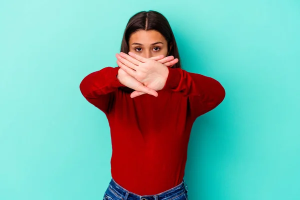 Ung Indisk Kvinna Isolerad Blå Bakgrund Gör Förnekelse Gest — Stockfoto