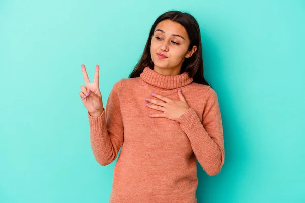 Jonge Indiaanse Vrouw Geïsoleerd Blauwe Achtergrond Het Nemen Van Een — Stockfoto